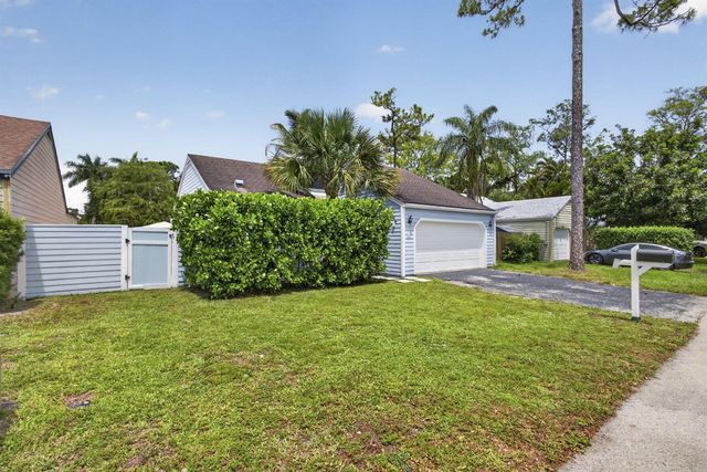 537 Goldenwood Way, Wellington, FL 33414