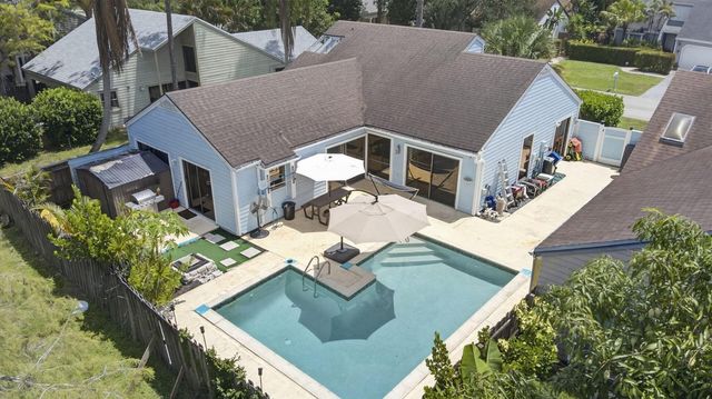 537 Goldenwood Way, Wellington, FL 33414