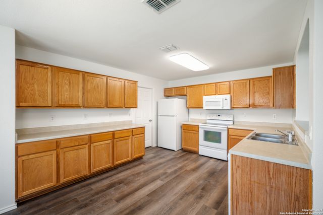 423 REBA, Converse, TX 78109