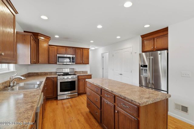 9015 Pinnacle Place Dr, Louisville, KY 40272