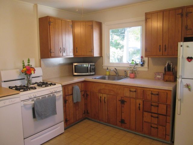 76 Surrey Rd, Springfield, MA 01118