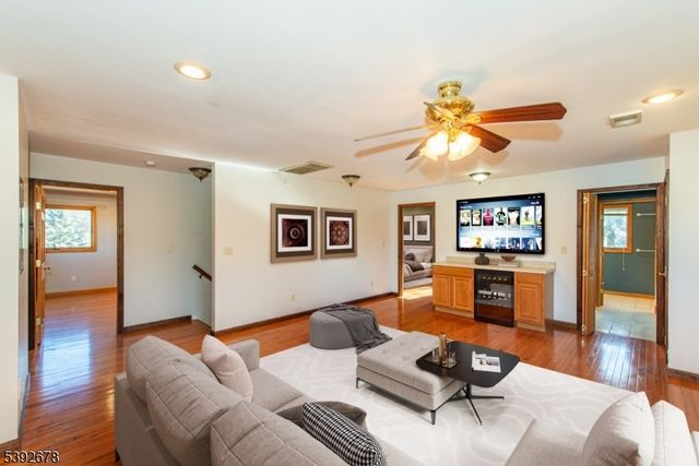 8 Tyler Pl, West Milford Twp., NJ 07421