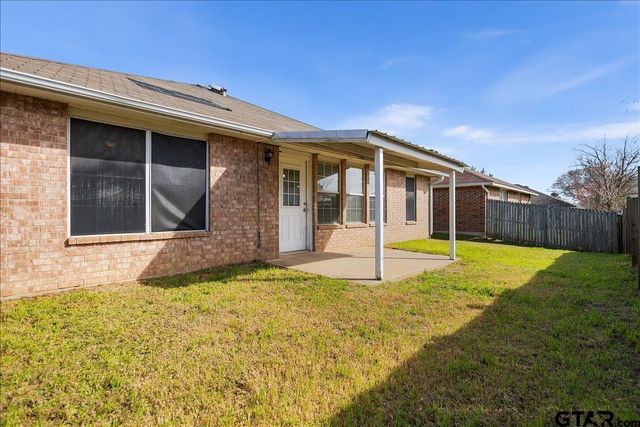 1112 Woodlands Park Drive, Lindale, TX 75771