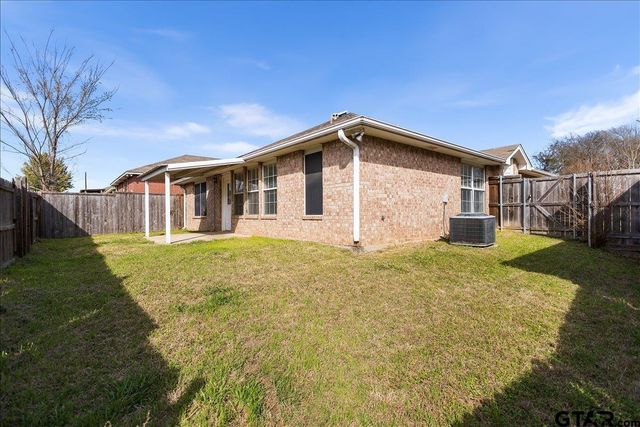 1112 Woodlands Park Drive, Lindale, TX 75771