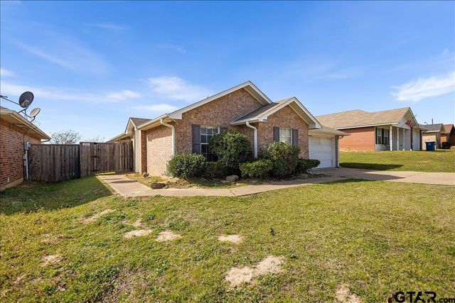 1112 Woodlands Park Drive, Lindale, TX 75771