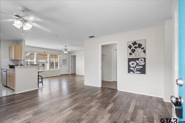 1112 Woodlands Park Drive, Lindale, TX 75771