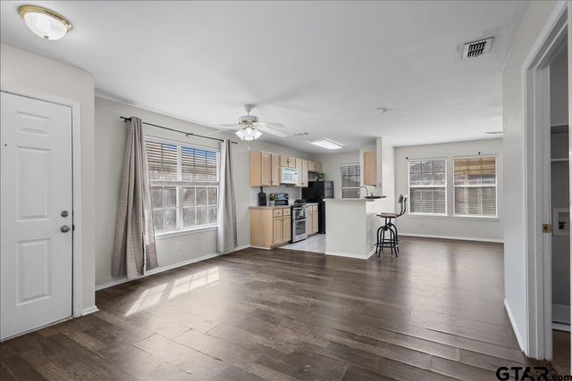 1112 Woodlands Park Drive, Lindale, TX 75771