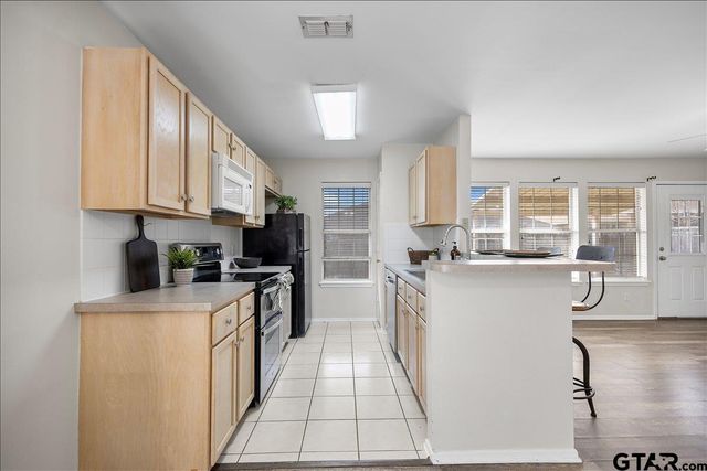 1112 Woodlands Park Drive, Lindale, TX 75771