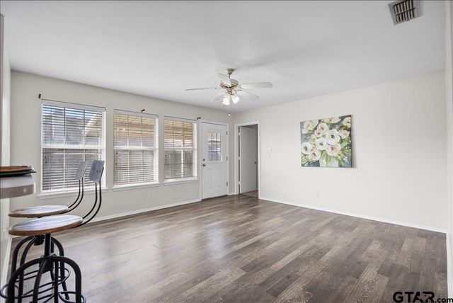 1112 Woodlands Park Drive, Lindale, TX 75771