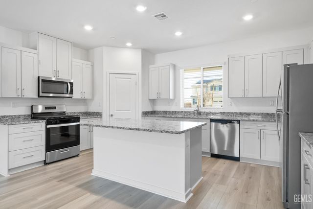 8207 Morningstar Avenue, Bakersfield, CA 93306
