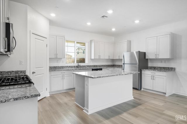 8207 Morningstar Avenue, Bakersfield, CA 93306