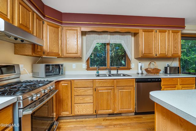 3 Buckingham Court, Clifton Park, NY 12065