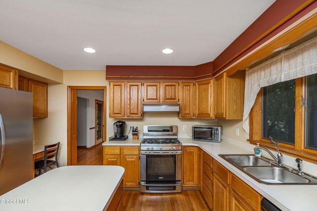 3 Buckingham Court, Clifton Park, NY 12065