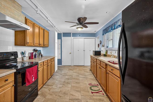 1638 SW 28th ST, Topeka, KS 66611