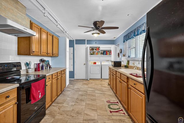 1638 SW 28th ST, Topeka, KS 66611