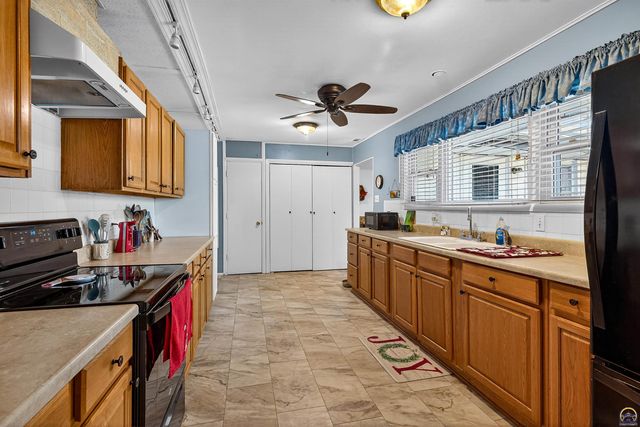 1638 SW 28th ST, Topeka, KS 66611