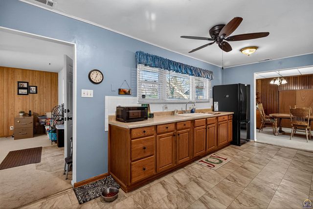 1638 SW 28th ST, Topeka, KS 66611