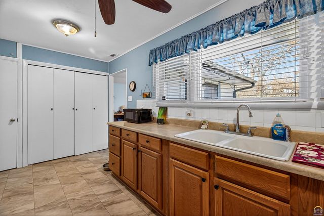 1638 SW 28th ST, Topeka, KS 66611