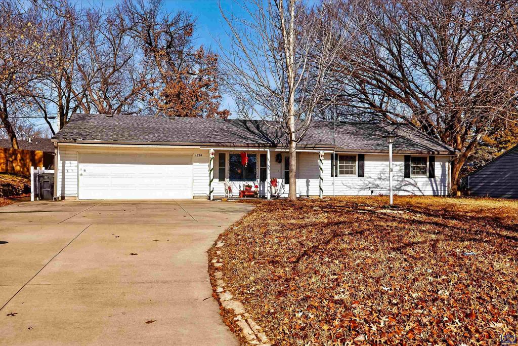 1638 SW 28th ST, Topeka, KS 66611