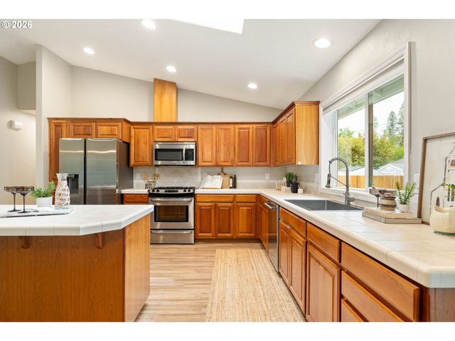 6590 Sw LOMBARD Ave, Beaverton, OR 97008