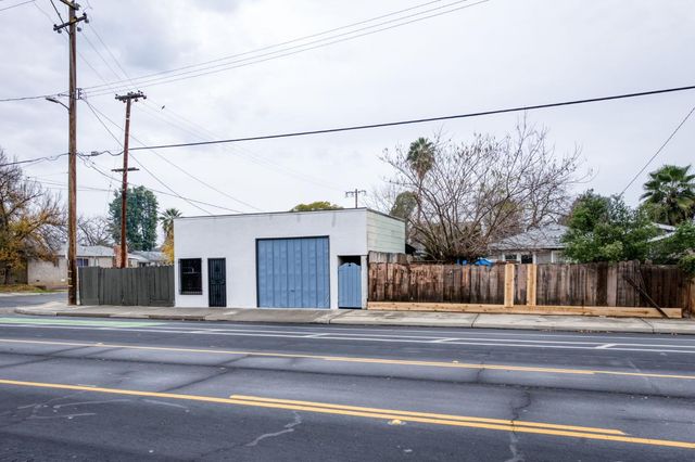 1463 N Ferger Avenue, Fresno, CA 93728