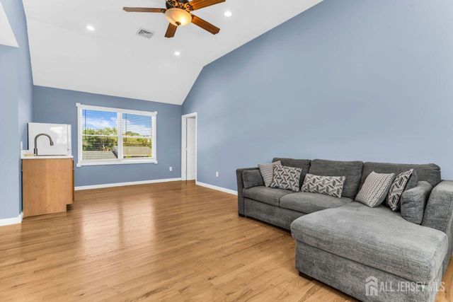 6 Middlesex Road, Matawan, NJ 07747