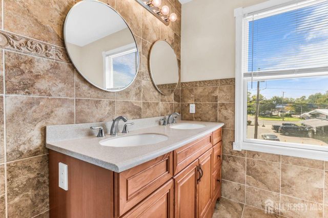 6 Middlesex Road, Matawan, NJ 07747