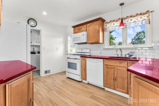 6 Middlesex Road, Matawan, NJ 07747