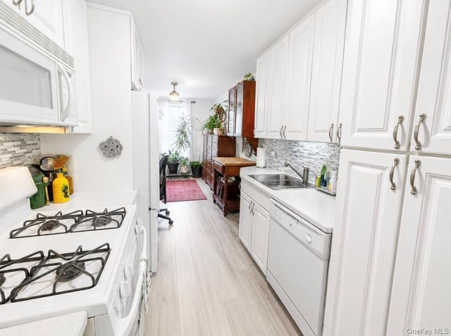 209-10 41st Ave 3N, Bayside, NY 11361
