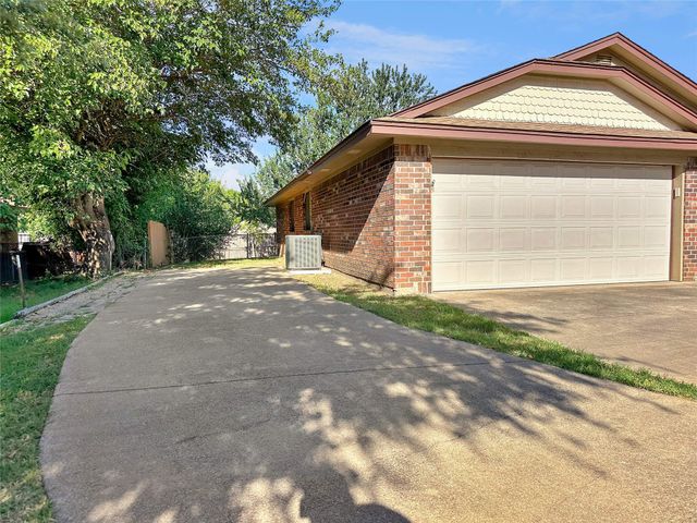 708 Crestview Drive, Kennedale, TX 76060