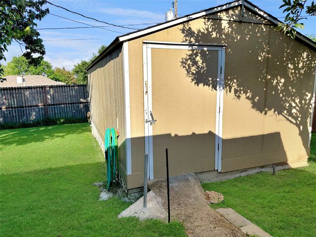 708 Crestview Drive, Kennedale, TX 76060