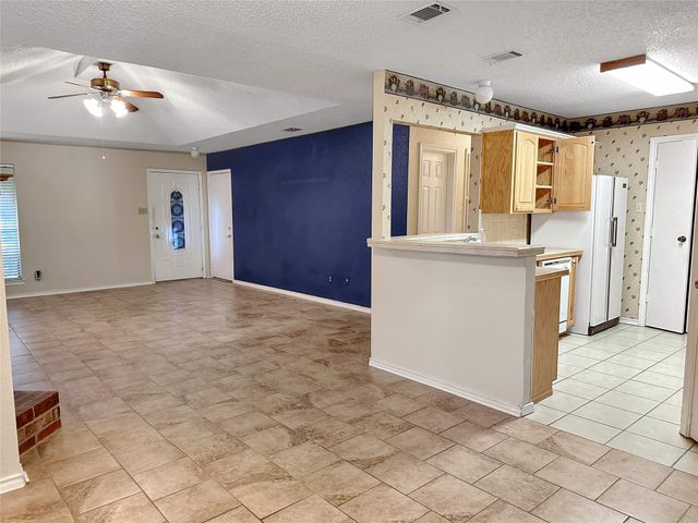 708 Crestview Drive, Kennedale, TX 76060