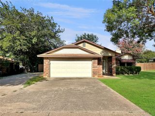 708 Crestview Drive, Kennedale, TX 76060