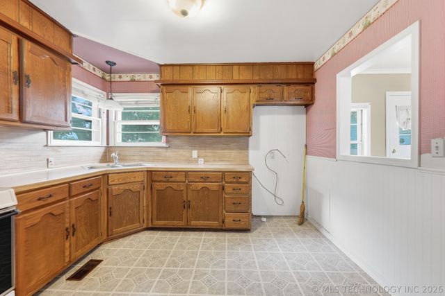 1117 Pin Oak Court, Sand Springs, OK 74063