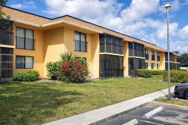 5821 Washington St 32, Hollywood, FL 33023