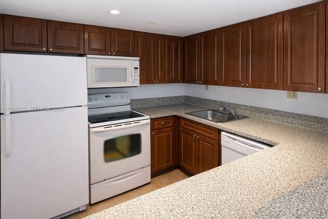 5821 Washington St 32, Hollywood, FL 33023