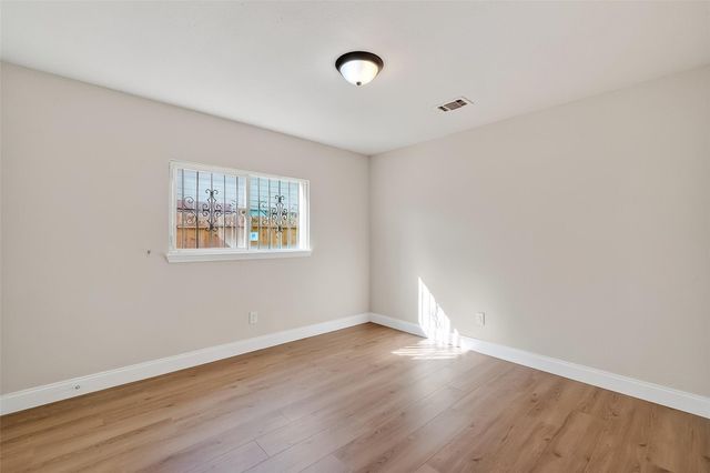 5530 Oak Falls Drive, Houston, TX 77066