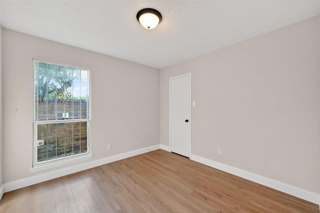5530 Oak Falls Drive, Houston, TX 77066