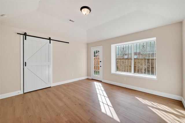 5530 Oak Falls Drive, Houston, TX 77066