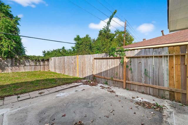 5530 Oak Falls Drive, Houston, TX 77066