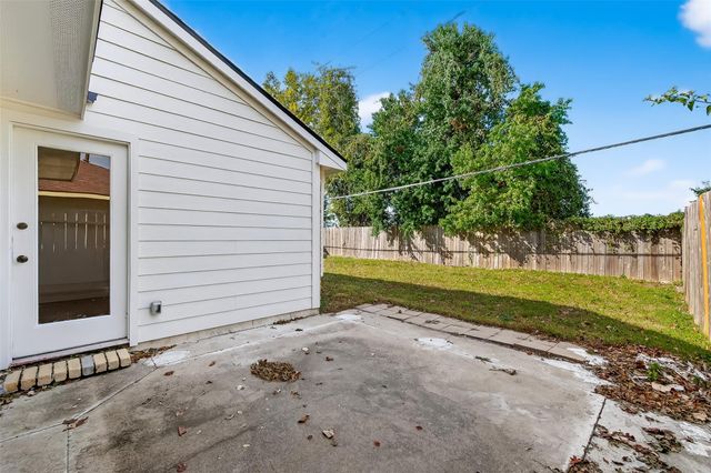 5530 Oak Falls Drive, Houston, TX 77066