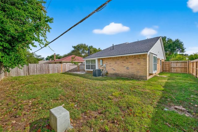 5530 Oak Falls Drive, Houston, TX 77066