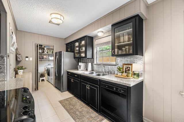 44 Warwick Road, Little Rock, AR 72205