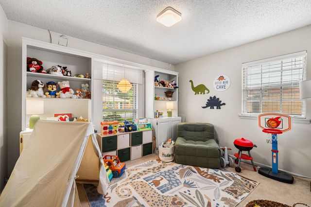 44 Warwick Road, Little Rock, AR 72205