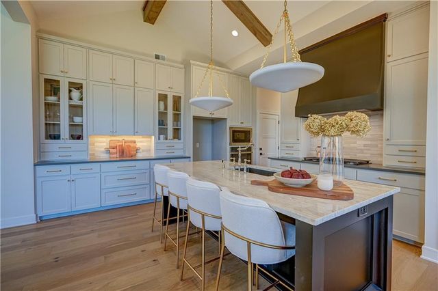 2 Sequoyah Point, Lake Winnebago, MO 64034