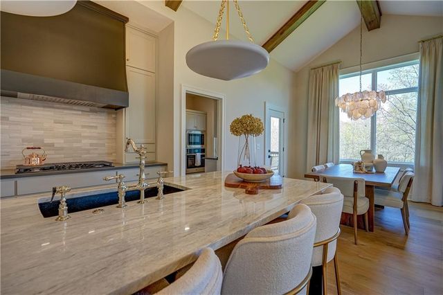 2 Sequoyah Point, Lake Winnebago, MO 64034