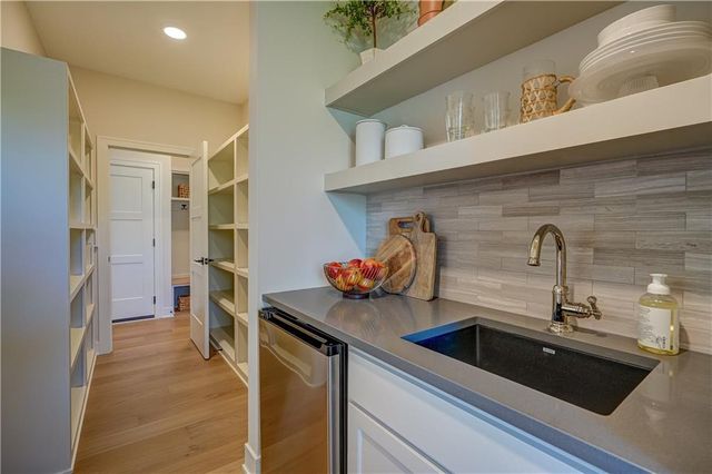 2 Sequoyah Point, Lake Winnebago, MO 64034