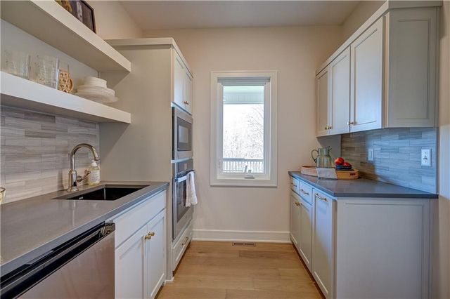 2 Sequoyah Point, Lake Winnebago, MO 64034