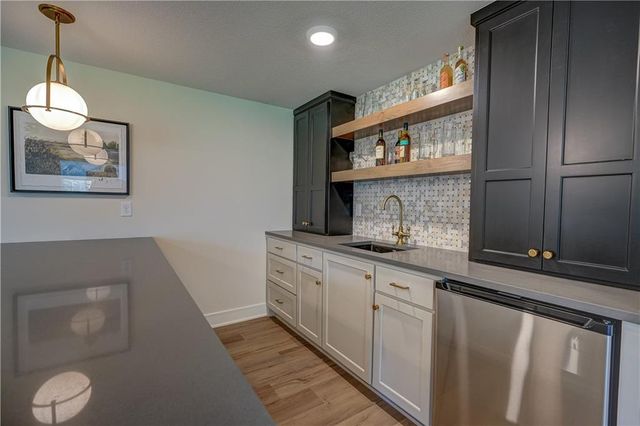 2 Sequoyah Point, Lake Winnebago, MO 64034