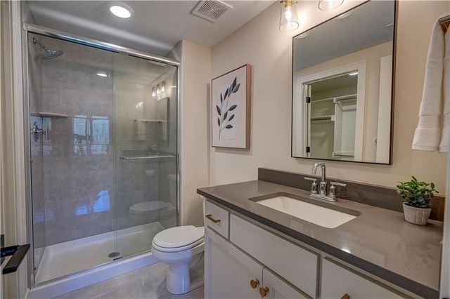 2 Sequoyah Point, Lake Winnebago, MO 64034